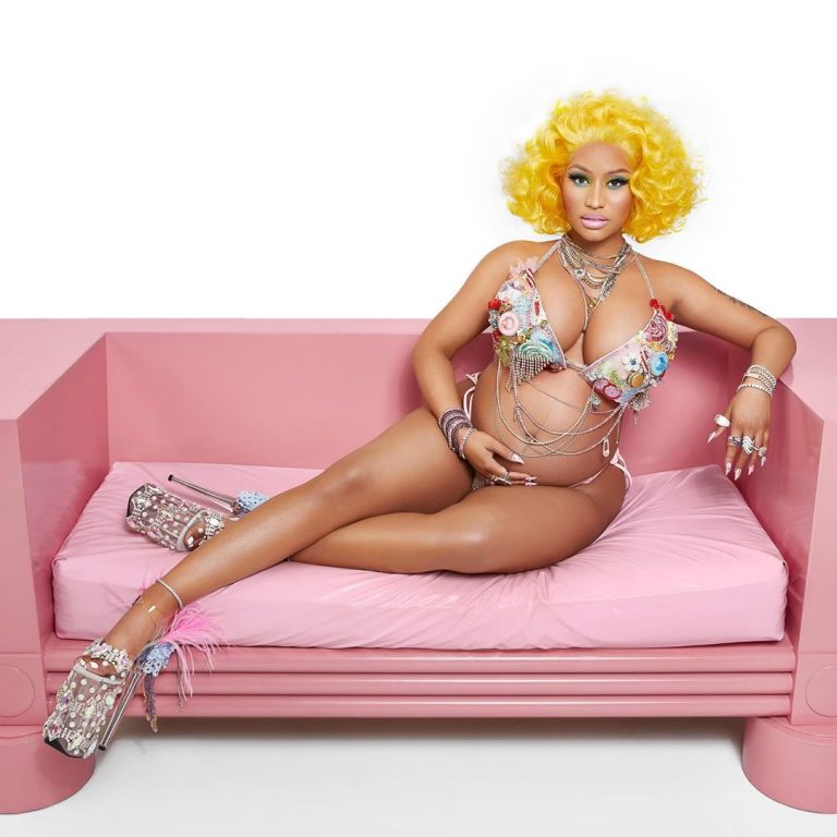 Cute as a button: Nicki Minaj flashes her baby bump for the first time 1