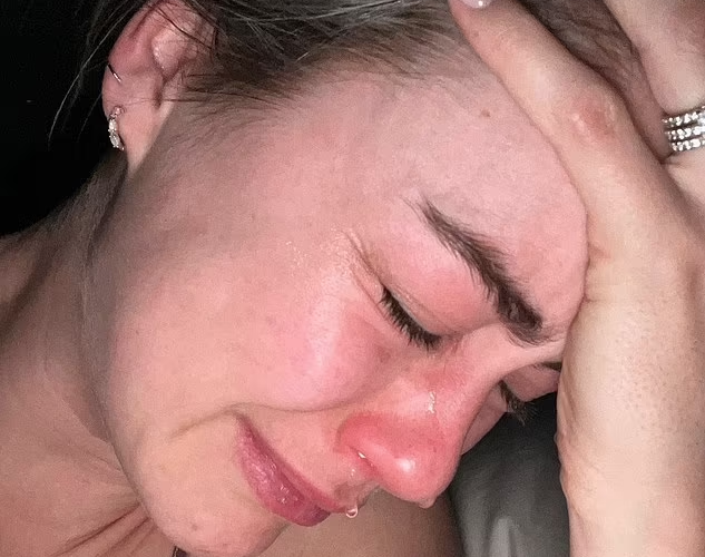 Oops! Woman Accidentally Sends A Nude Photo To Her Father, Mother & Business Partner