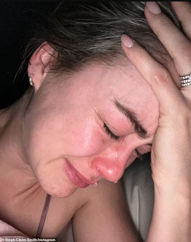 Oops! Woman Accidentally Sends A Nude Photo To Her Father, Mother & Business Partner