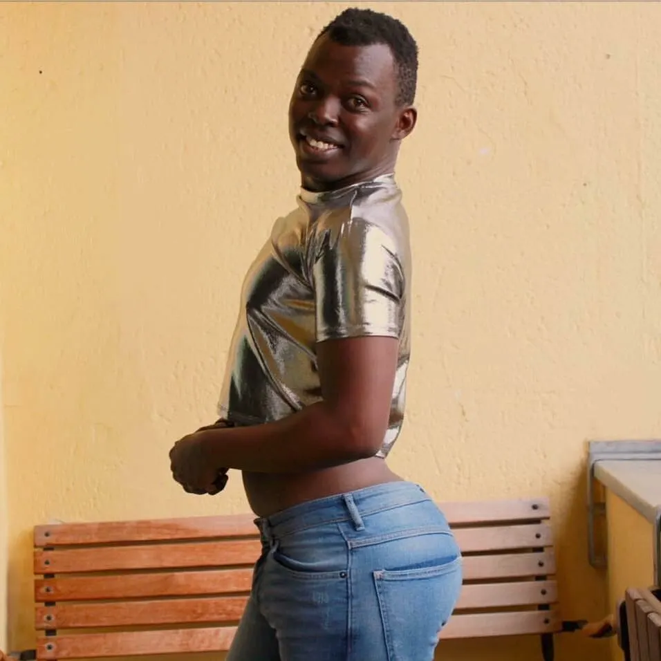 Mpenzi Chokuu Flaunting his big bum