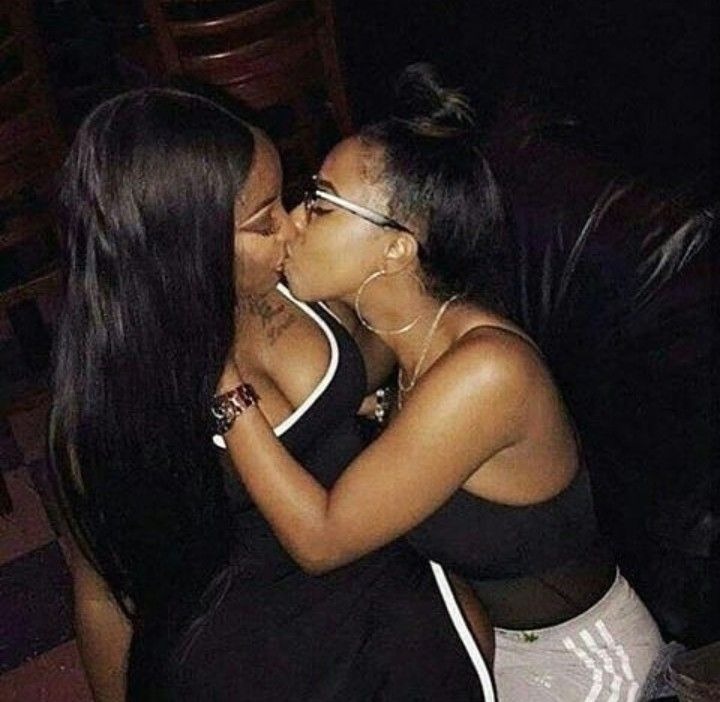 lesbians kissin gpassionately
